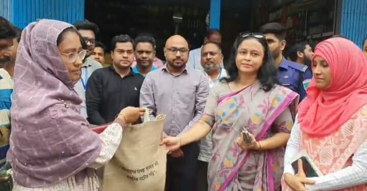 নাটোরে জেলা প্রশাসনের উদ্যোগে পরিবেশ বান্ধব পাটের ব্যাগ বিতরণ