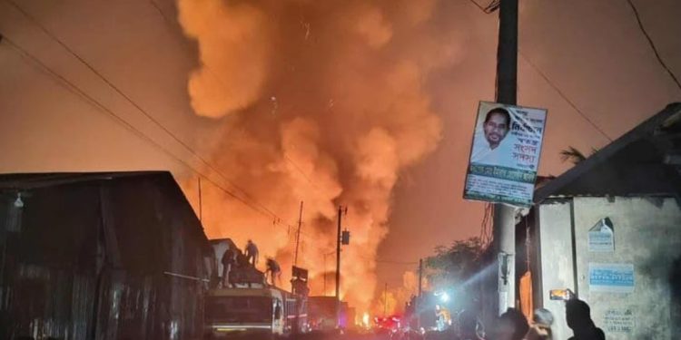 গাজীপুরে ঝুটের গুদামের আগুন