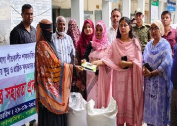 কাপাসিয়ায় ক্ষুদ্র ও প্রান্তিক কৃষকদের বিনামূল্যে বীজ-সার বিতরণ