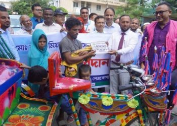 নেত্রকোণায় রিকশা পেলেন সেই যমজ শিশুদের বাবা