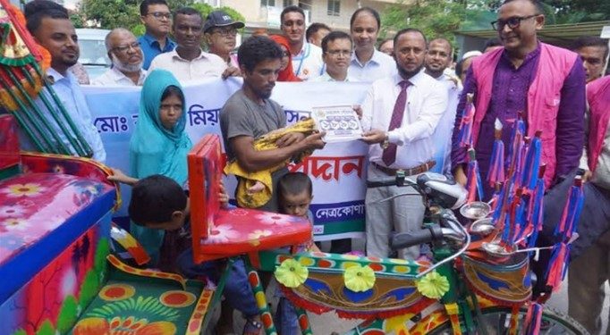 নেত্রকোণায় রিকশা পেলেন সেই যমজ শিশুদের বাবা