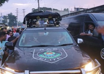 গাজীপুর ব্যবসায়ীকে আটকের প্রতিবাদে র‌্যাবের গাড়ি আটকিয়ে বিক্ষোভ