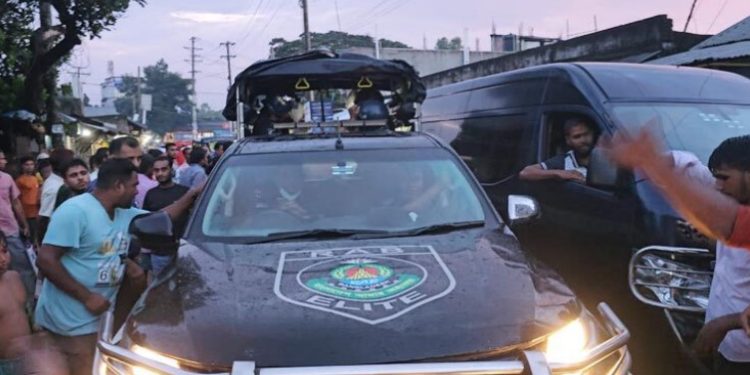 গাজীপুর ব্যবসায়ীকে আটকের প্রতিবাদে র‌্যাবের গাড়ি আটকিয়ে বিক্ষোভ