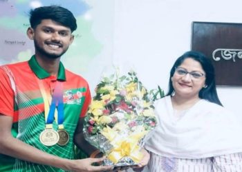 বিশ্ব চ্যাম্পিয়ন স্বর্ণপদক জয়ী বাকপ্রতিবন্ধী স্মরণের পাশে টাঙ্গাইলের ডিসি