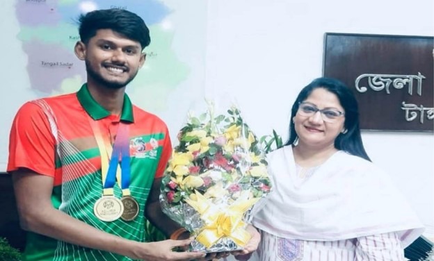 বিশ্ব চ্যাম্পিয়ন স্বর্ণপদক জয়ী বাকপ্রতিবন্ধী স্মরণের পাশে টাঙ্গাইলের ডিসি