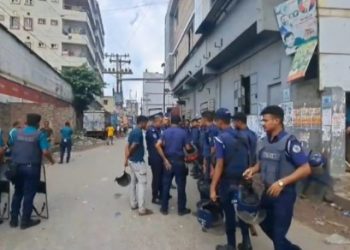 গাজীপুরে সড়ক অবরোধ করে শ্রমিকদের বিক্ষোভ