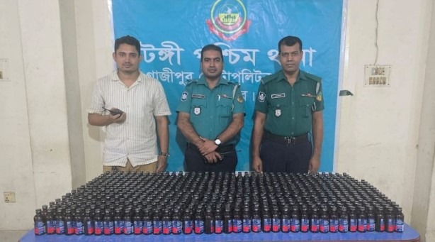 টঙ্গীতে পরিত্যক্ত প্রাইভেট কার থেকে ৬৪২ বোতল ফেনসিডিল জব্দ