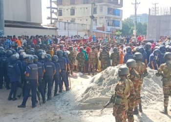 আশুলিয়ায় কারখানা খোলার দাবিতে শ্রমিকদের সড়ক অবরোধ, পুলিশের জলকামান-লাঠিচার্জ