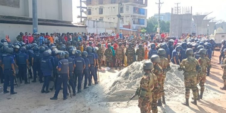 আশুলিয়ায় কারখানা খোলার দাবিতে শ্রমিকদের সড়ক অবরোধ, পুলিশের জলকামান-লাঠিচার্জ