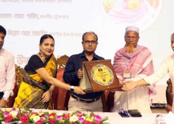 ৭৫ বছর বয়সে বিএ পাস করা সাদেক আলীকে সংবর্ধনা