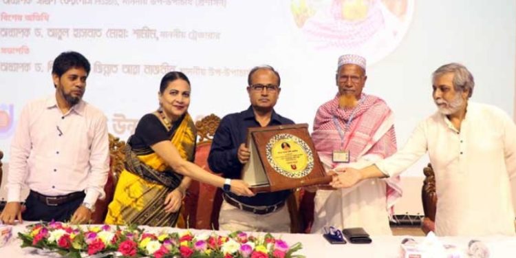 ৭৫ বছর বয়সে বিএ পাস করা সাদেক আলীকে সংবর্ধনা