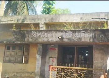 নাটোরের লালপুরে ঝুঁকিপূর্ণ ভবনে পলিথিন টানিয়ে চলছে উপজেলা ডাক বিভাগের দাপ্তরিক কার্যক্রম