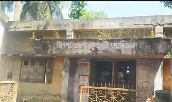 নাটোরের লালপুরে ঝুঁকিপূর্ণ ভবনে পলিথিন টানিয়ে চলছে উপজেলা ডাক বিভাগের দাপ্তরিক কার্যক্রম