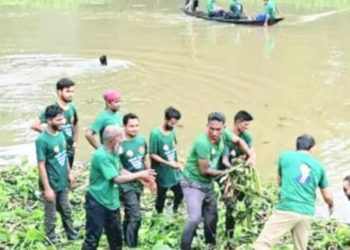 নেত্রকোণার ধলাই নদীর প্রাণ ফেরাতে কচুরিপানা পরিষ্কার অভিযান