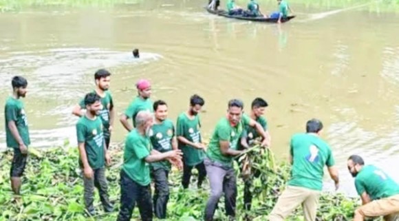 নেত্রকোণার ধলাই নদীর প্রাণ ফেরাতে কচুরিপানা পরিষ্কার অভিযান