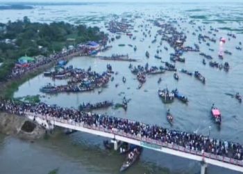 নাটোরের গুরুদাসপুরে চলনবিলে ঐতিহ্যবাহী নৌকাবাইচ অনুষ্ঠিত