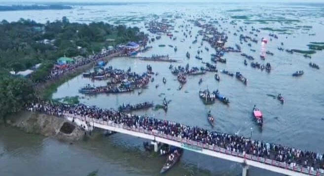 নাটোরের গুরুদাসপুরে চলনবিলে ঐতিহ্যবাহী নৌকাবাইচ অনুষ্ঠিত