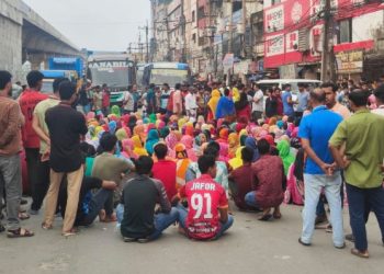 গাজীপুরে বকেয়া বেতনের দাবিতে শ্রমিকদের মহাসড়ক অবরোধ
