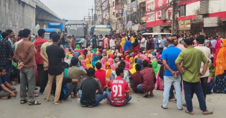 গাজীপুরে বকেয়া বেতনের দাবিতে শ্রমিকদের মহাসড়ক অবরোধ
