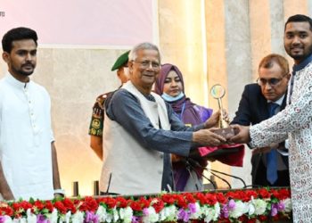 তরুণরা সক্রিয় থাকলে কোনো সমস্যাই অমীমাংসিত থাকবে না: ড. ইউনূস