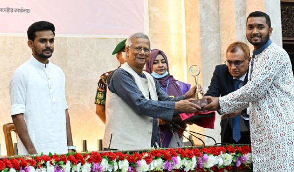 তরুণরা সক্রিয় থাকলে কোনো সমস্যাই অমীমাংসিত থাকবে না: ড. ইউনূস