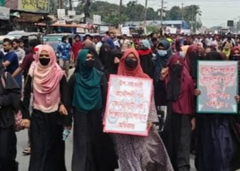 গাজীপুরে ঢাকা-টাঙ্গাইল ও ময়মনসিংহ মহাসড়ক অবরোধ করে বিক্ষোভ