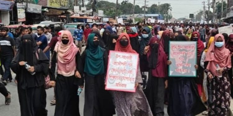 গাজীপুরে ঢাকা-টাঙ্গাইল ও ময়মনসিংহ মহাসড়ক অবরোধ করে বিক্ষোভ