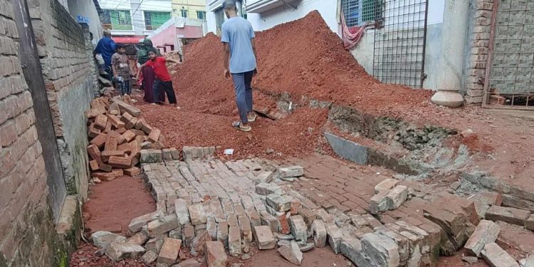 টঙ্গীতে বহুতল ভবনের বাউন্ডারি ধসে নিহত ১, আহত ৪