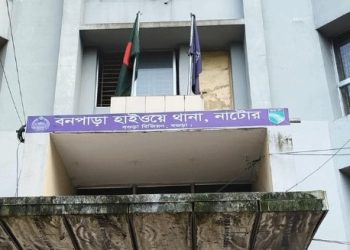 নাটোর মহাসড়কে গাড়ি পার্কিংয়ে নিষেধ করায় পুলিশের ওপর হামলা