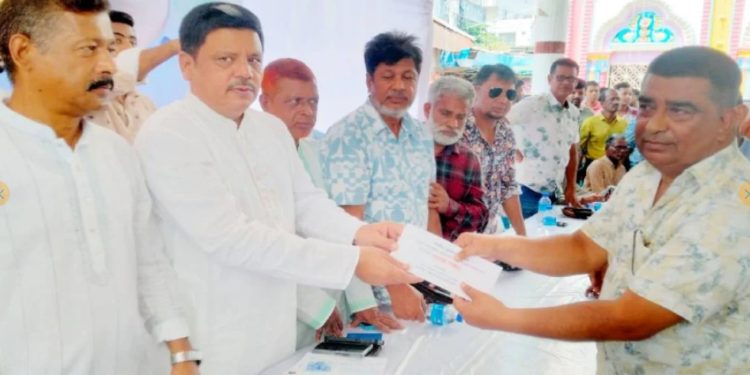 গাজীপুরে ১২৯ পূজামণ্ডপে তারেক রহমানের উপহার