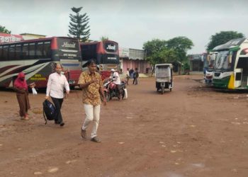 মালিক-শ্রমিক দ্বন্দে ঢাকা রুটে বাস চলাচল বন্ধ ভোগান্তিতে ঢাকাগামী শ্রমজীবী মানুষ