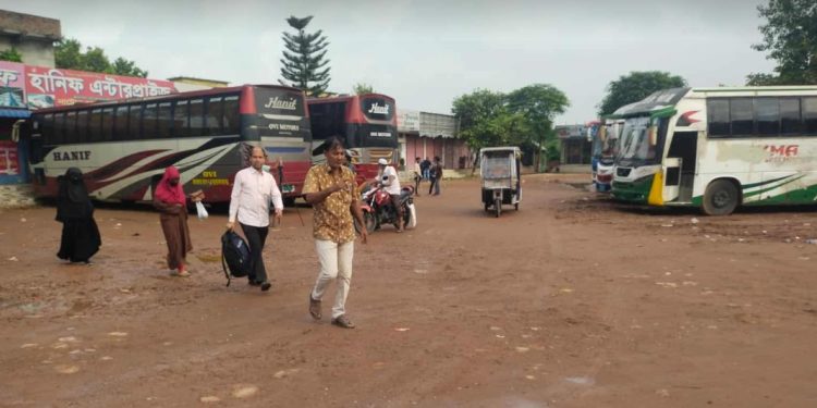মালিক-শ্রমিক দ্বন্দে ঢাকা রুটে বাস চলাচল বন্ধ ভোগান্তিতে ঢাকাগামী শ্রমজীবী মানুষ