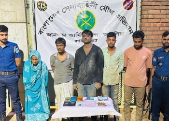 আশুলিয়ায় যৌথ বাহিনীর অভিযানে নারীসহ ৫ মাদক কারবারি আটক