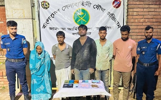 আশুলিয়ায় যৌথ বাহিনীর অভিযানে নারীসহ ৫ মাদক কারবারি আটক