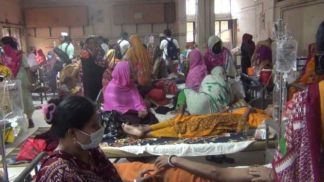 নাটোর পৌরসভার দূষিত পানি পান করে শতাধিক মানুষ ডায়রিয়ায় আক্রান্ত