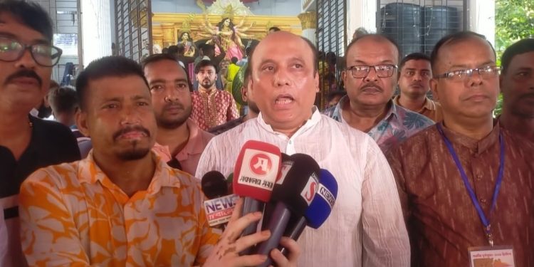 সাভারে দুর্গোৎসব উপলক্ষে বিভিন্ন মন্ডপ পরিদর্শন এবং উপহার সামগ্রী বিতরণ