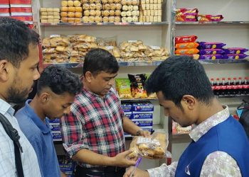 টঙ্গীতে ভ্রাম্যমাণ অভিযান, নকল কসমেটিক্স ও মেয়াদোত্তীর্ণ খাদ্যপণ্যে সতর্কতা