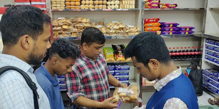 টঙ্গীতে ভ্রাম্যমাণ অভিযান, নকল কসমেটিক্স ও মেয়াদোত্তীর্ণ খাদ্যপণ্যে সতর্কতা