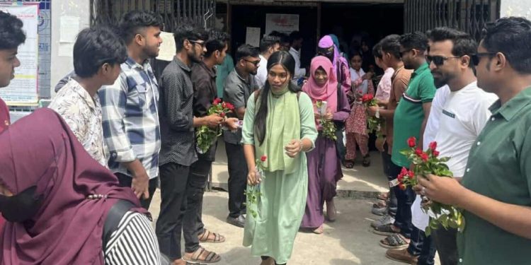 সরকারি কে এম এইচ কলেজের নবাগত শিক্ষার্থীদের বরণ করে নিলেন ছাত্রদল