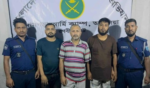 সাভারের আশুলিয়ায় চাঁদাবাজির অভিযোগে ‘হাতকাটা’ টিপুসহ গ্রেপ্তার ৩