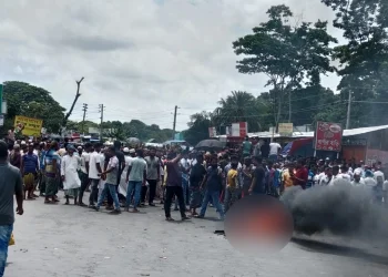 বিক্ষুব্ধরা ভাঙ্গা উপজেলা পরিষদে ভাঙচুর ও অগ্নিসংযোগ