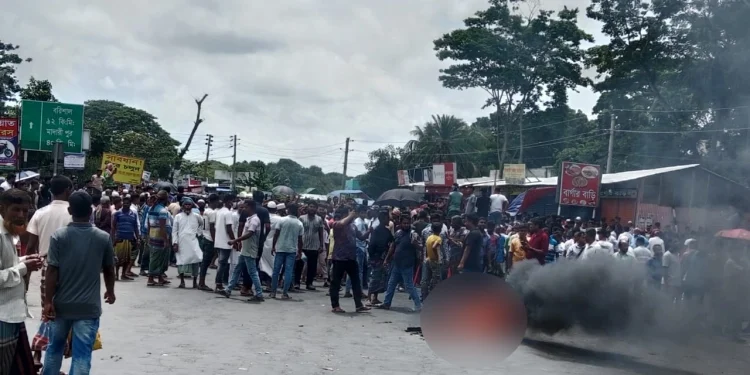 বিক্ষুব্ধরা ভাঙ্গা উপজেলা পরিষদে ভাঙচুর ও অগ্নিসংযোগ