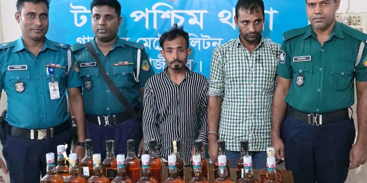টঙ্গীতে ২০ বোতল বিদেশি মদসহ দুই যুবক গ্রেপ্তার