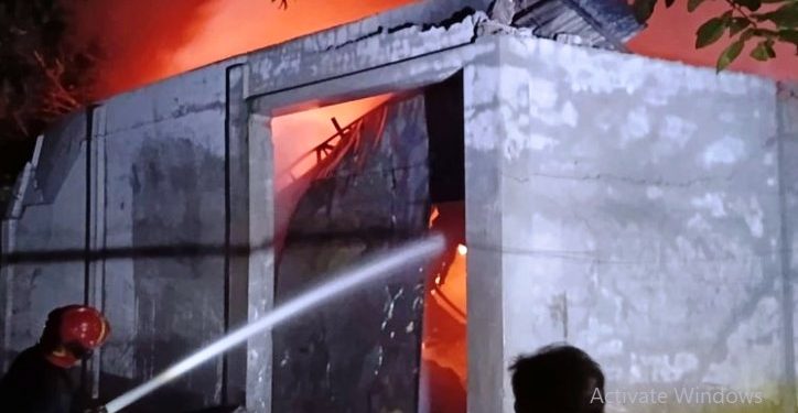 গাজীপুরের শ্রীপুরে ঝুটের গুদামে আগুন সাড়ে চার ঘণ্টায় নিয়ন্ত্রণে