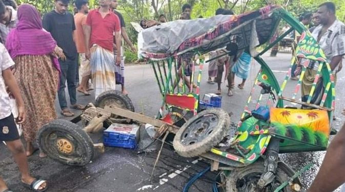 নাটোরে বাসের ধাক্কায় প্রাণ গেল অটোরিকশার ৩ যাত্রীর, আহত ২