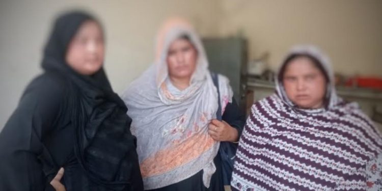 সাভার উপজেলা স্বাস্থ্য কমপ্লেক্সে রোগীদের স্বর্ণের গহনা, মানিব্যাগসহ টাকা চুরির অভিযোগে তিন নারীকে আটক