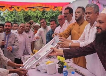 গাজীপুরের শ্রীপুরে দৃষ্টিপ্রতিবন্ধী ব্যক্তিদের মাঝে সাদা ছড়ি ও খাবার বিতরণ