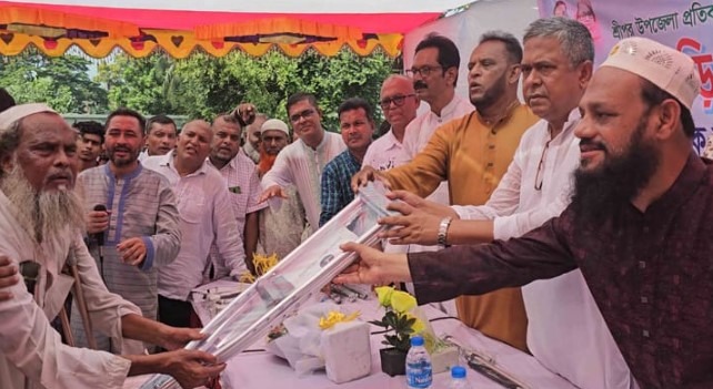 গাজীপুরের শ্রীপুরে দৃষ্টিপ্রতিবন্ধী ব্যক্তিদের মাঝে সাদা ছড়ি ও খাবার বিতরণ