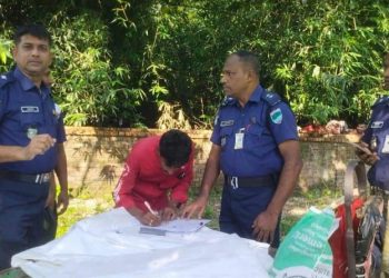 চুয়াডাঙ্গায় মদপানে ৭ মৃত্যুর ৪ মরদেহ ময়নাতদন্তের জন্য কবর থেকে উত্তোলন