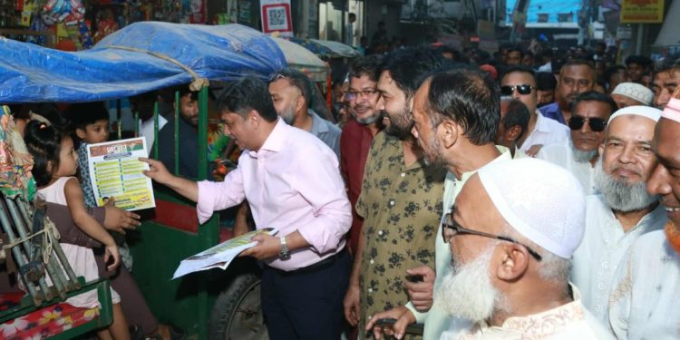 টঙ্গীর ৫৪ নং ওয়ার্ডে গাজীপুর-৬ আসনের মনোনয়ন প্রত্যাশী জাবেদ আহমেদ সুমন সরকারের উঠান বৈঠক ও লিফলেট বিতরণ